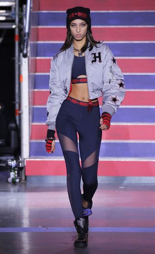 see-the-lfw-tommy-hilfiger-runway-looks-featuring-gigi-bella-and-anwar-2421589