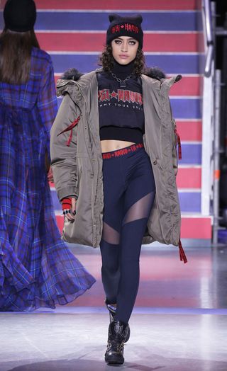 see-the-lfw-tommy-hilfiger-runway-looks-featuring-gigi-bella-and-anwar-2421590