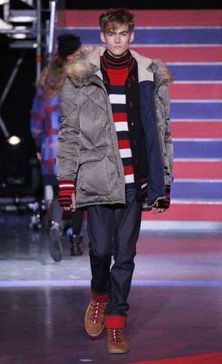 see-the-lfw-tommy-hilfiger-runway-looks-featuring-gigi-bella-and-anwar-2421593