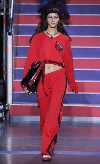 see-the-lfw-tommy-hilfiger-runway-looks-featuring-gigi-bella-and-anwar-2421594