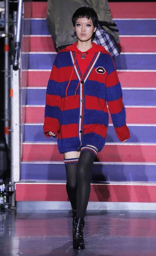 see-the-lfw-tommy-hilfiger-runway-looks-featuring-gigi-bella-and-anwar-2421597