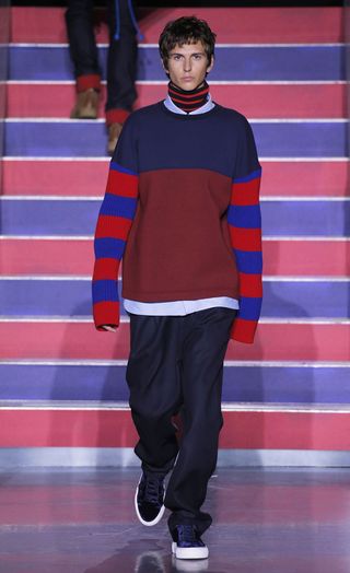 see-the-lfw-tommy-hilfiger-runway-looks-featuring-gigi-bella-and-anwar-2421598