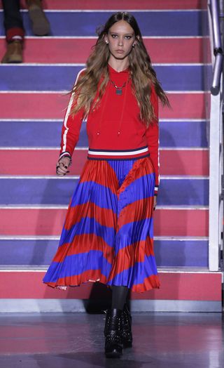 see-the-lfw-tommy-hilfiger-runway-looks-featuring-gigi-bella-and-anwar-2421599