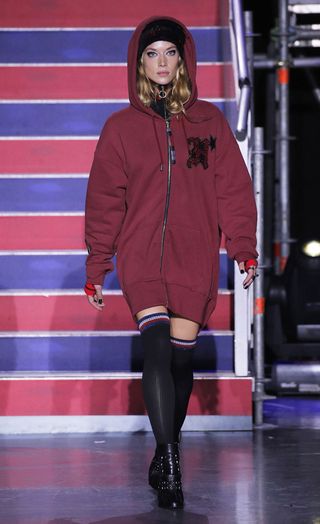 see-the-lfw-tommy-hilfiger-runway-looks-featuring-gigi-bella-and-anwar-2421601