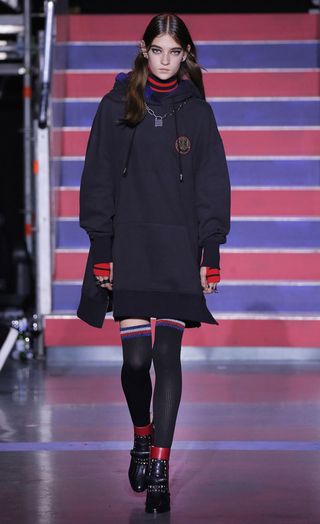 see-the-lfw-tommy-hilfiger-runway-looks-featuring-gigi-bella-and-anwar-2421602