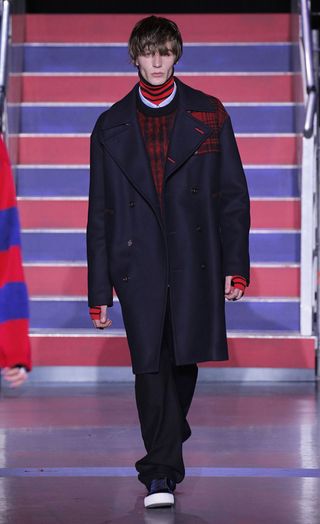 see-the-lfw-tommy-hilfiger-runway-looks-featuring-gigi-bella-and-anwar-2421603