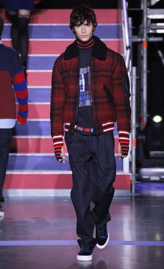 see-the-lfw-tommy-hilfiger-runway-looks-featuring-gigi-bella-and-anwar-2421604