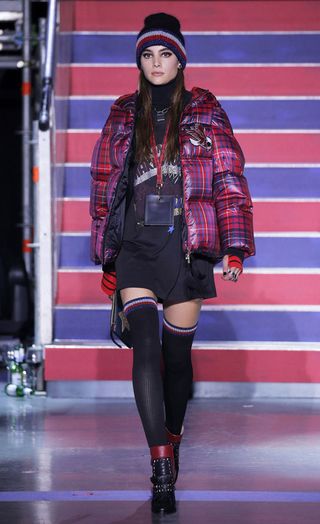 see-the-lfw-tommy-hilfiger-runway-looks-featuring-gigi-bella-and-anwar-2421606