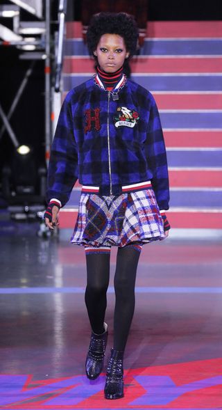 see-the-lfw-tommy-hilfiger-runway-looks-featuring-gigi-bella-and-anwar-2421610