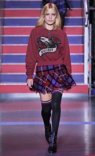 see-the-lfw-tommy-hilfiger-runway-looks-featuring-gigi-bella-and-anwar-2421613