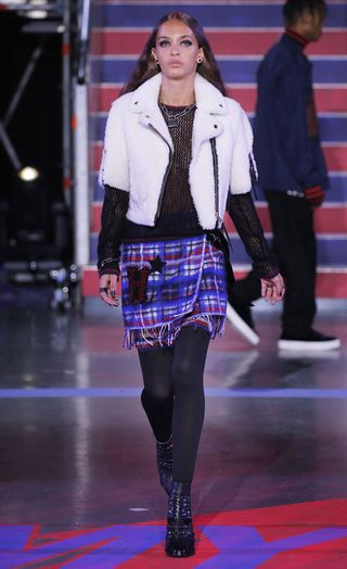 see-the-lfw-tommy-hilfiger-runway-looks-featuring-gigi-bella-and-anwar-2421614