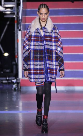 see-the-lfw-tommy-hilfiger-runway-looks-featuring-gigi-bella-and-anwar-2421615