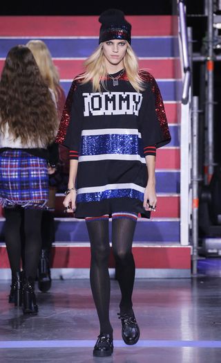 see-the-lfw-tommy-hilfiger-runway-looks-featuring-gigi-bella-and-anwar-2421620