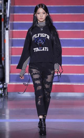 see-the-lfw-tommy-hilfiger-runway-looks-featuring-gigi-bella-and-anwar-2421623