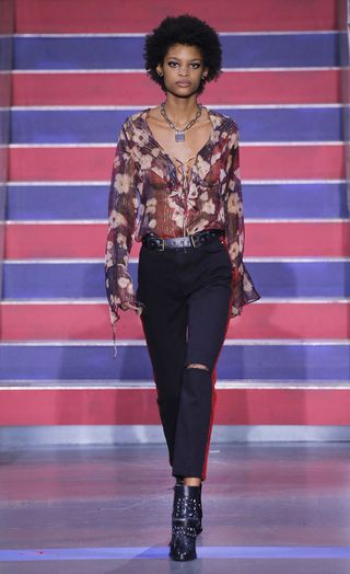 see-the-lfw-tommy-hilfiger-runway-looks-featuring-gigi-bella-and-anwar-2421627