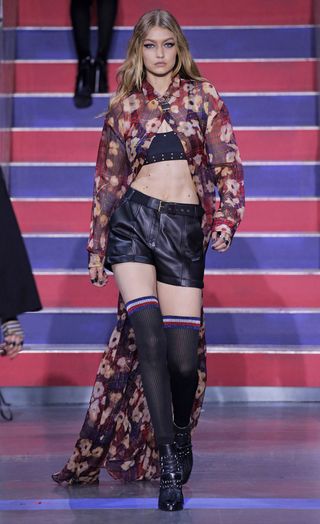 see-the-lfw-tommy-hilfiger-runway-looks-featuring-gigi-bella-and-anwar-2421629