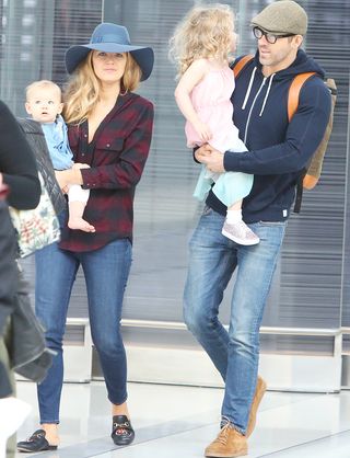 blake-lively-wore-the-perfect-skinny-jeans-and-flats-to-the-airport-2426655