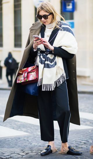 how-to-wear-a-blanket-scarf-239898-1511713336476-image