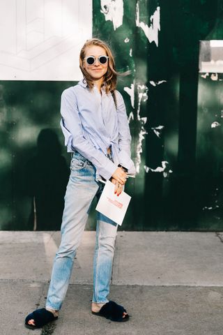 how-to-wear-mom-jeans-240914-1510080844769-image