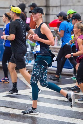 karlie-kloss-wears-stella-mccartney-new-york-city-marathon-241142-1509985133252-main