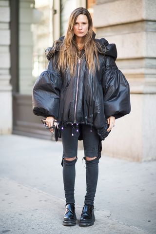 what-to-wear-with-black-ripped-jeans-241745-1510605133871-image