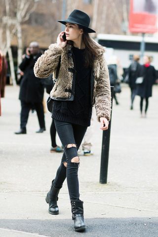 what-to-wear-with-black-ripped-jeans-241745-1510605134317-image