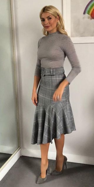 holly-willoughby-grey-topshop-skirt-242620-1511173565183-main