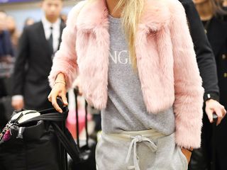 what-to-wear-on-a-long-flight-243463-1512071748285-image