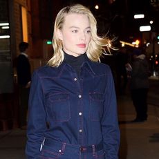 margot-robbie-wearing-jeans-243657-1512158376131-square