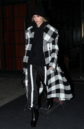 what-was-she-wearing-hailey-baldwin-winter-style-245070-1513268395584-image