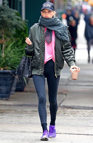 every-fashion-girl-will-wear-her-leggings-like-this-for-winter-2564978