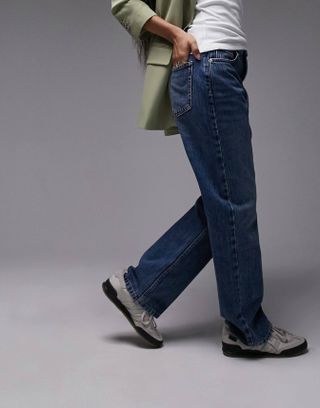 Topshop + Relaxed Mid Rise Kort Jeans in Mid Blue
