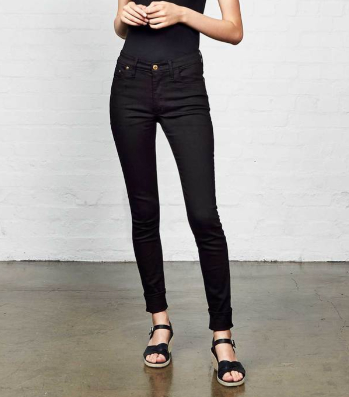 Лучшие черные джинсы. Чёрные джинсы женские. Чёрные штаны женские. Скинни джинсы черные. Черные облегающие брюки.