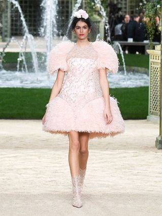 kaia-gerber-couture-debut-chanel-spring-2018-247539-1516720207406-main