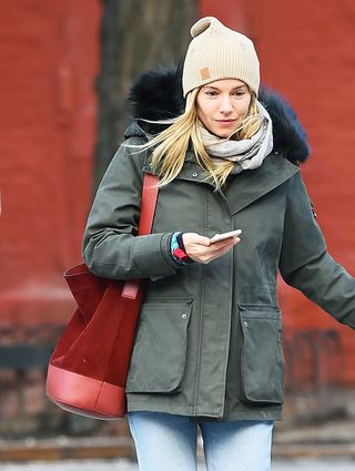 sienna-miller-cold-weather-outfit-248656-1517829622572-image