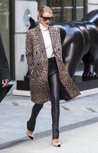 what-was-she-wearing-rosie-huntington-whiteley-leather-leggings-249248-1518405344291-image