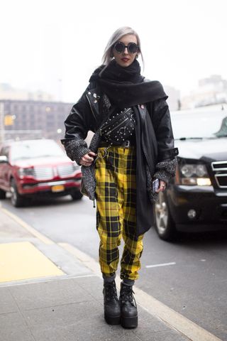 new-york-fashion-week-streetstyle-yellow-249258-1518474904912-main
