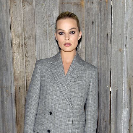 margot-robbie-calvin-klein-249651-1518654450786-square