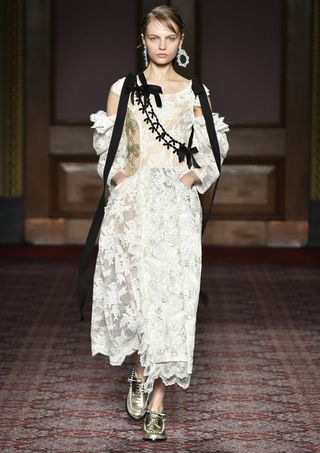 simone-rocha-runway-fall-winter-2018-249896-1518981975098-image