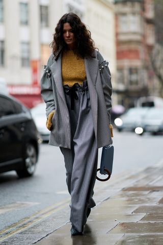 london-fashion-week-street-style-fall-2018-249978-1519173471971-image