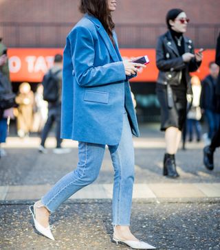 how-to-wear-a-blazer-and-jeans-251740-1520593388627-image