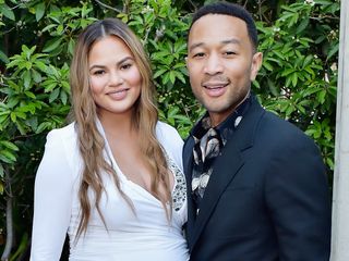 chrissy-teigen-men-in-sandals-tweets-255440-1524258438758-main