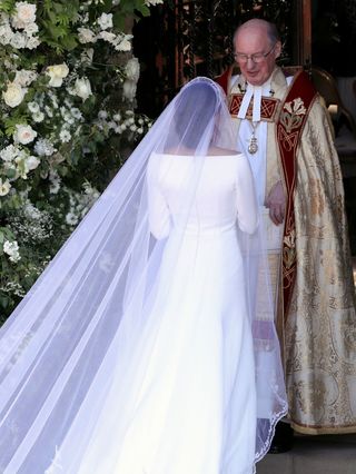 see-meghan-markles-wedding-dress-from-every-single-angle-2772336