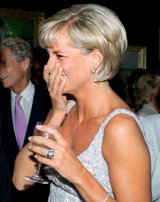 the-incredible-story-behind-meghans-gigantic-ring-from-princess-diana-2773002