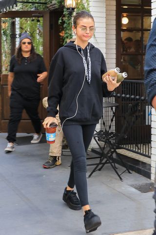 selena-gomez-casual-outfits-258603-1527123657495-image