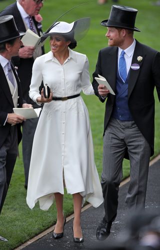 meghan-markles-2-second-trick-to-elevate-a-white-dress-2833060