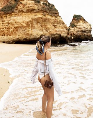 this-is-what-fashion-girls-wear-to-the-beach-2836937