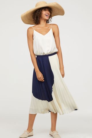 H&M + Pleated Skirt in Dark Blue/White