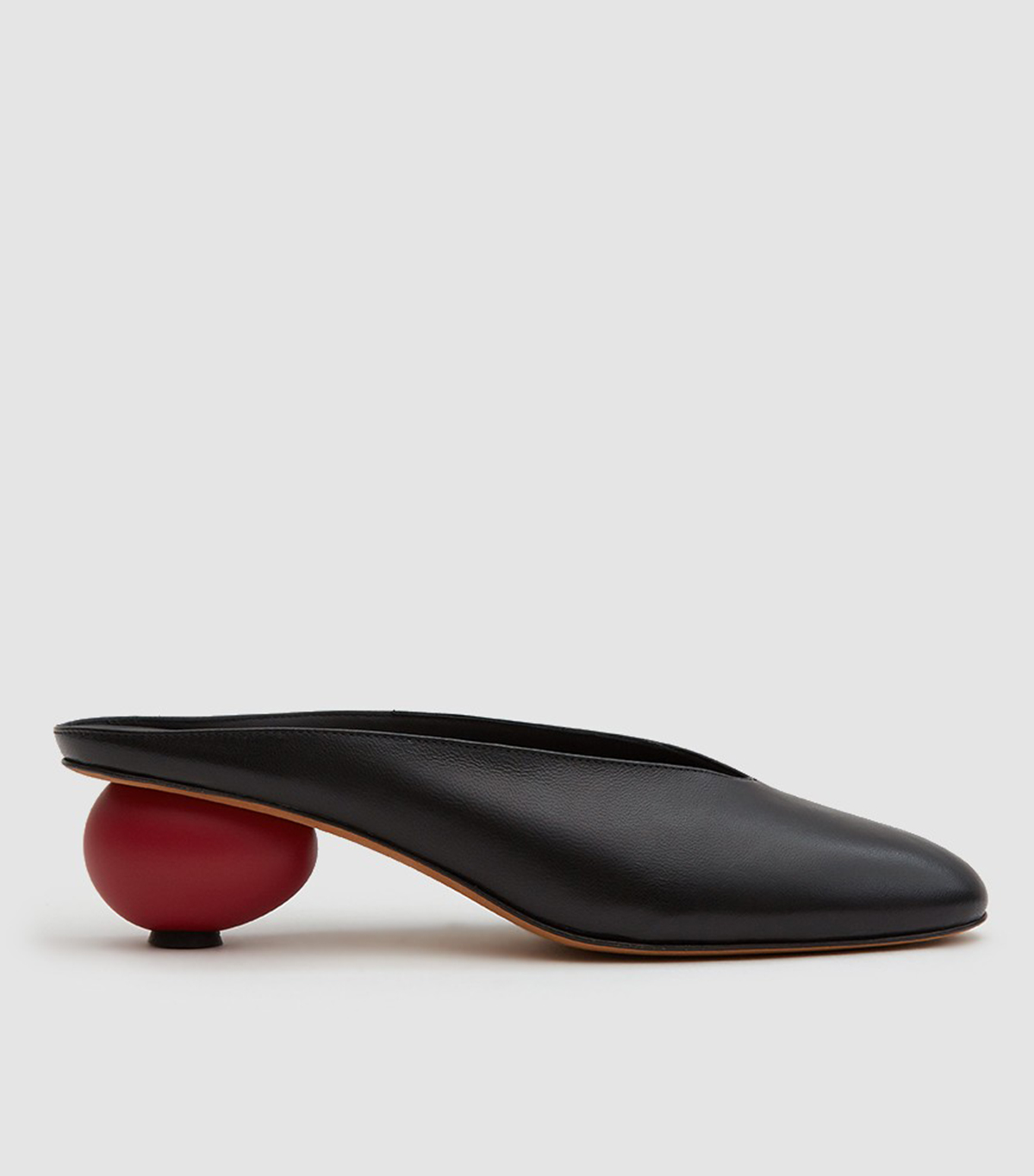 Gray Matters + Mildred Egg Mule in Nero/Rosso