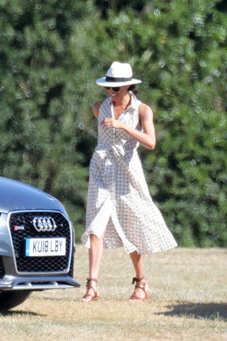meghan-markle-just-wore-the-chicest-version-of-flip-flops-2856277
